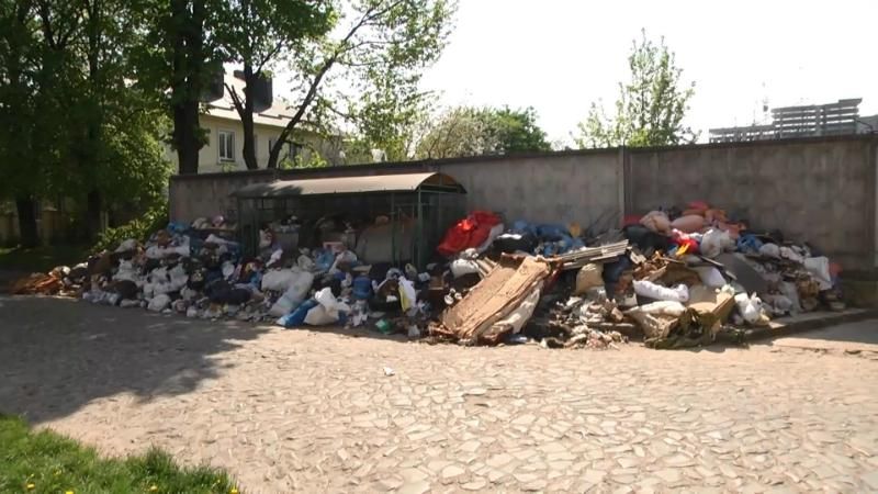 Як українські чиновники перебрали досвід "сміттєвої блокади" в італійської мафії
