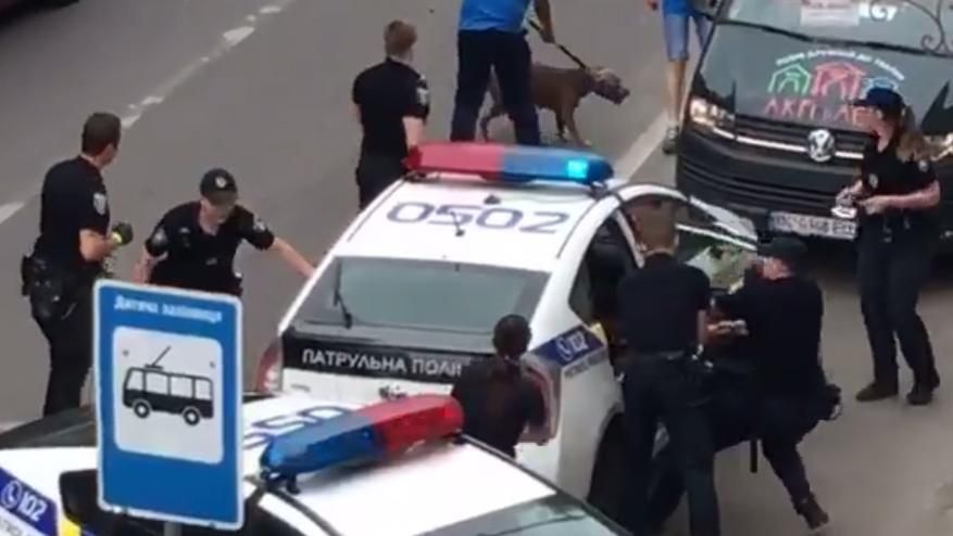 Собака зловмисника накинулась на поліцейського у Львові: в тварину довелося вистрілити 