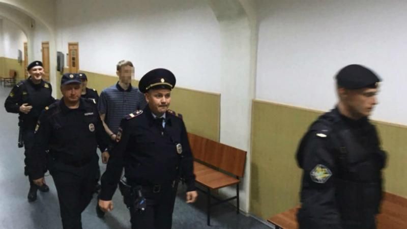 Сідай, двійка: російський суд визначив покарання школяру за "опір ОМОНу"
