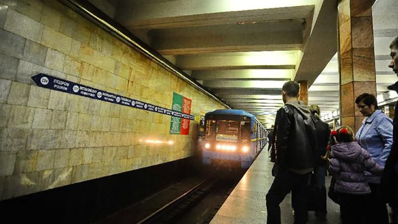 Жінка потрапила під потяг на станції метро у Києві 