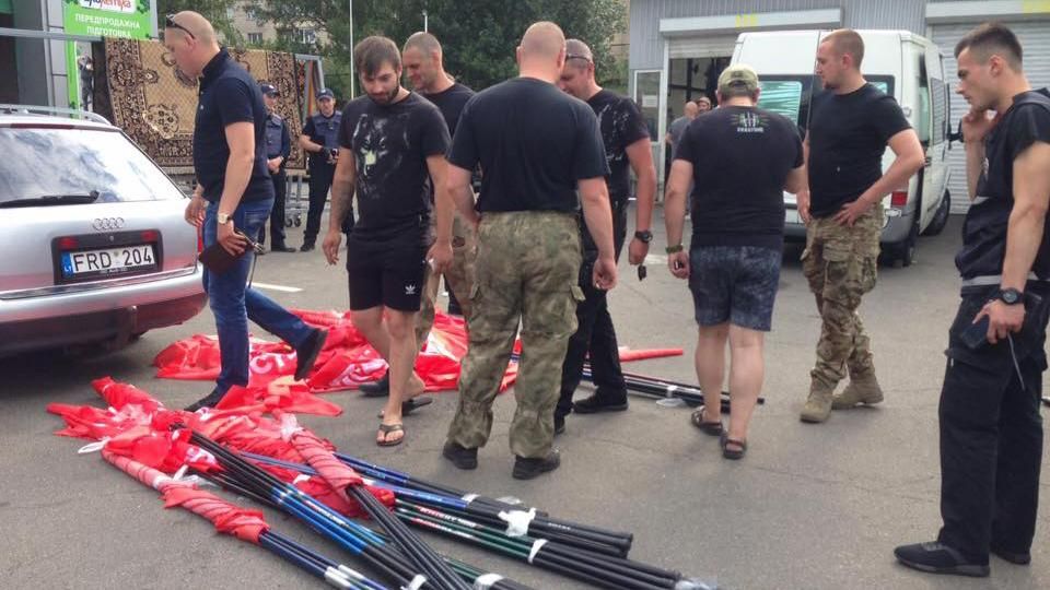 Націоналісти рознесли акцію лівих щодо перейменування проспекту Ватутіна Націоналісти рознесли акцію лівих щодо перейменування проспекту Ватутіна