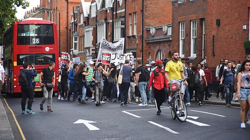 Массовые протесты и столкновения вспыхнули в результате смертельного пожара в Лондоне