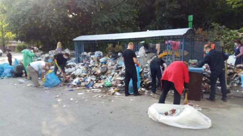 Коли "візьми і зроби" – не просто слова: львів'яни самі почали прибирати сміття в місті
