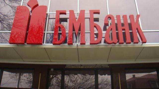 Вночі у Львові підпалили відділення банку