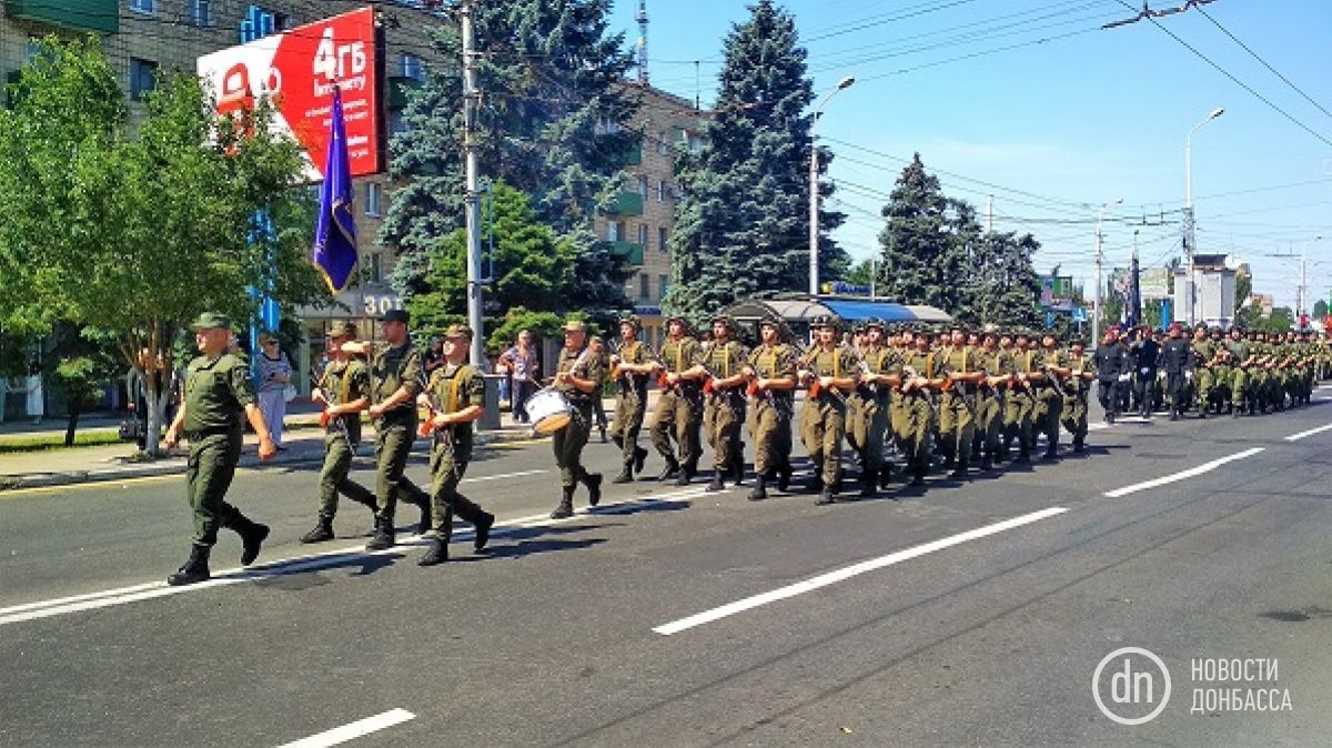 У Маріуполі відбувся військовий парад: фото