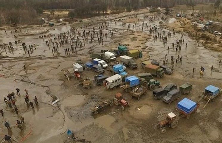 Между копателями янтаря и полицией произошло массовое столкновение: есть раненые Между копателями янтаря и полицией произошло массовое столкновение: есть раненые