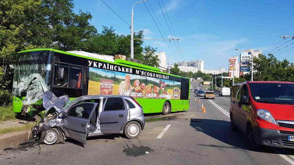 У Харкові автівка в’їхала у тролейбус, є жертви У Харкові автівка в’їхала у тролейбус, є жертви