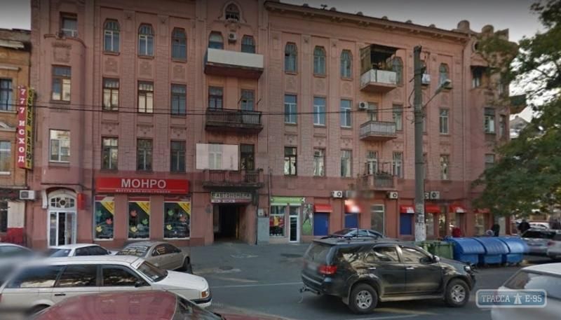 В Одессе в старинном доме обвалился потолок: фото В Одессе в старинном доме обвалился потолок: фото