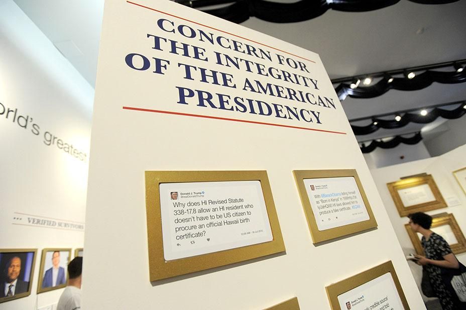 З твітів Трампа зробили бібліотеку: опублікували фото З твітів Трампа зробили бібліотеку: опублікували фото