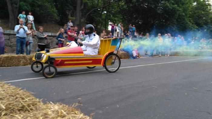 Гонки на самодельных тачках устроили в Черкассах: яркое видео Гонки на самодельных тачках устроили в Черкассах: яркое видео