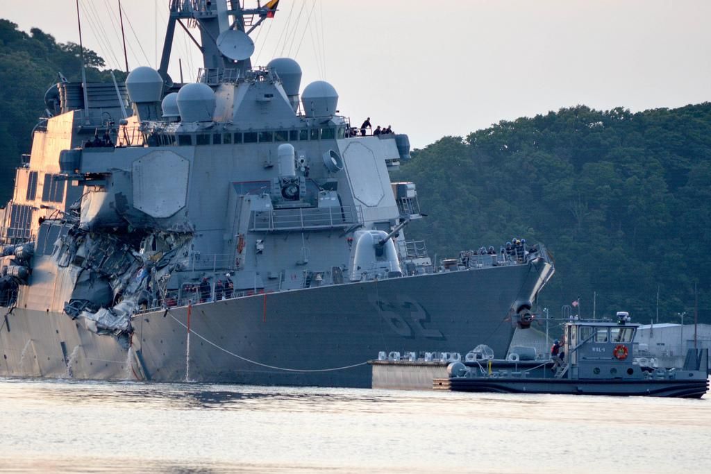 Зіткнення військового корабля США з торговим судном: майже десяток загиблих
