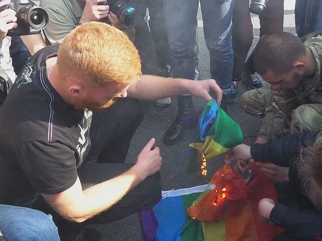 Націоналісти спалили прапор ЛГБТ
