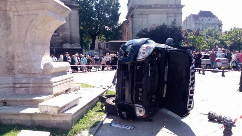 У центрі Львова машина влетіла у натовп людей: загинула жінка, є поранені У центрі Львова машина влетіла у натовп людей: загинула жінка, є поранені