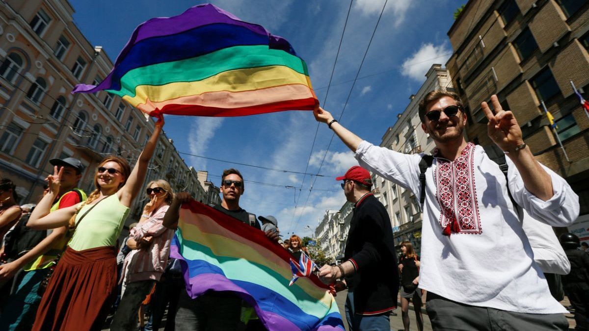 "КиевПрайд-2017": участники Марша равенства были вынуждены изменить маршрут