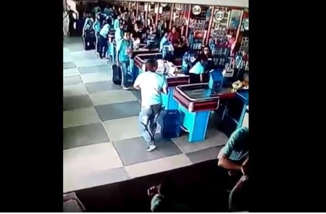Чоловік ногою професійно відбив товар, що впав з рук: кумедне відео