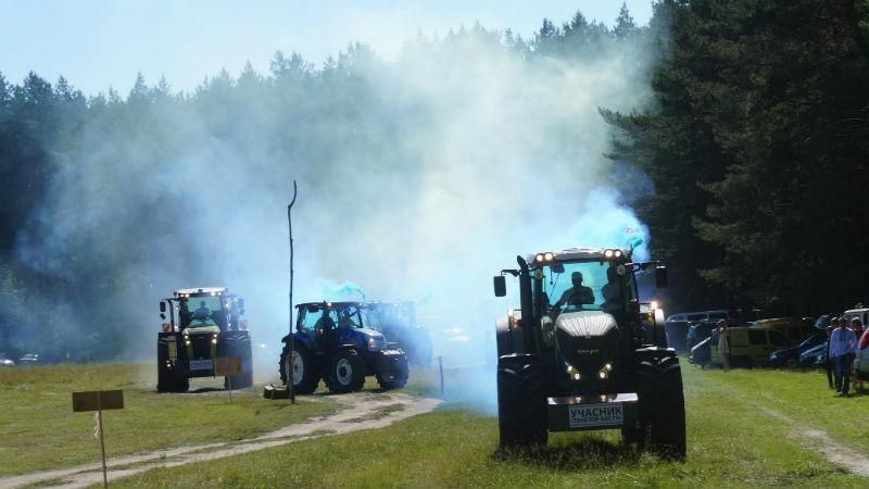 Зрелищные гонки на тракторах состоялись на Черкасщине