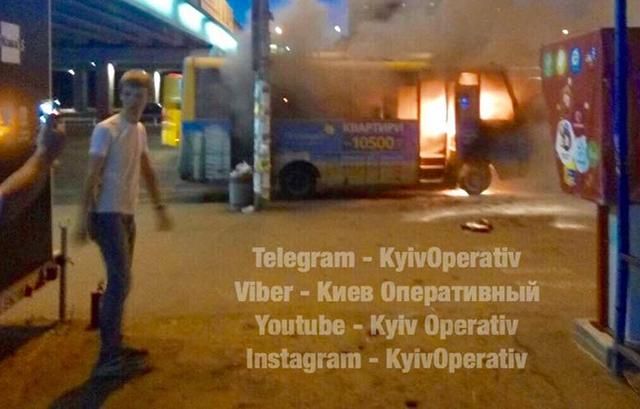 В Києві спалахнула маршрутка: з’явилися промовисті фото та відео