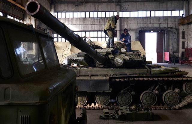 Боевики массово разворовывают собственное топливо и запчасти для техники на Донбассе, – разведка