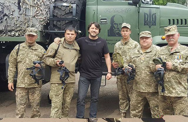 Сергей Притула провел День отца с бойцами АТО и вручил им важные подарки