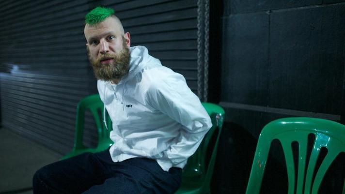 Опальний Дорн побув піонером на благодійній барахолці Опальний Дорн побув піонером на благодійній барахолці