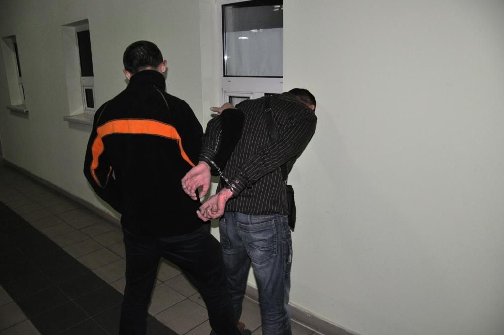 Поймали мужчину, который продавал украинок за границу: фото