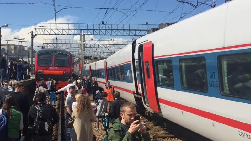 Аварія на залізниці у Москві: поїзд зіткнувся з електричкою