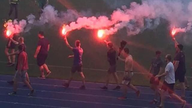 Фанати зірвали фінальний матч аматорського чемпіонату України масовою бійкою на стадіоні: відео