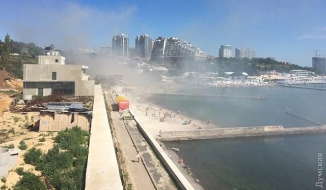 На відомому пляжі Одеси горять два ресторани
