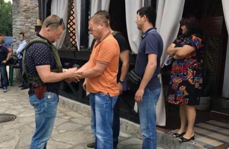 Депутат Хмельницкого облсовета получил 50 тысяч долларов взятки
Депутат Хмельницкого облсовета получил 50 тысяч долларов взятки