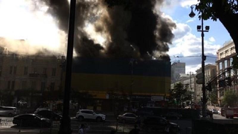 У Києві  на Хрещатику спалахнула масштабна пожежа: фото та відео