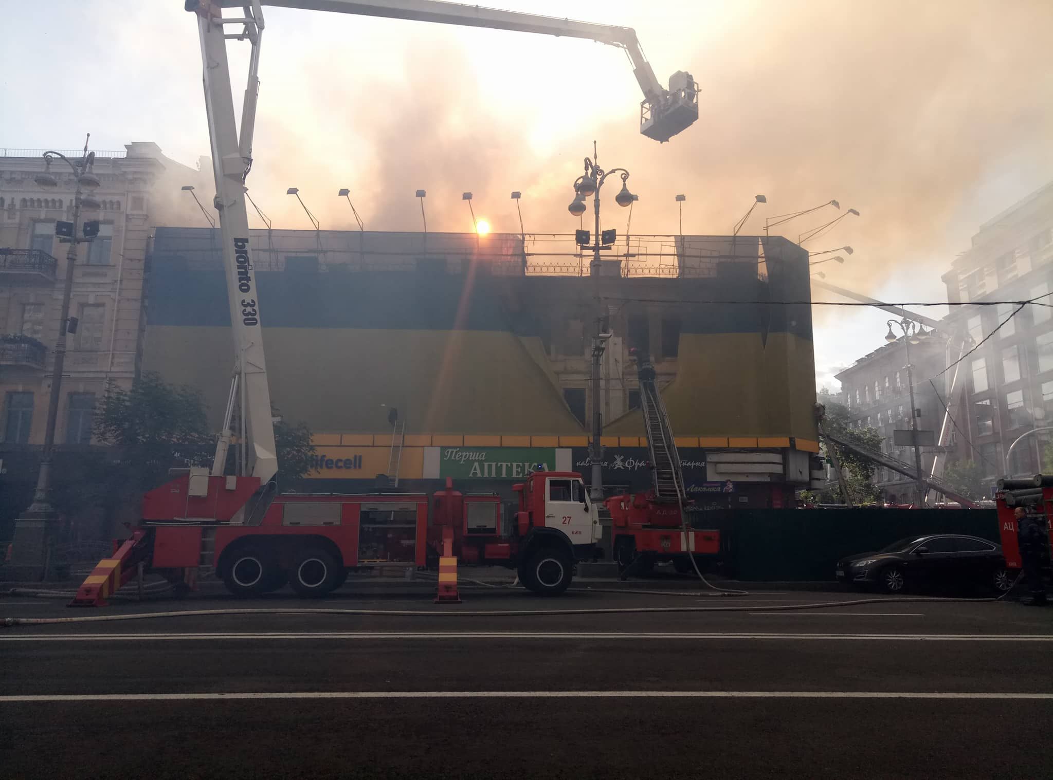 Масштабну пожежу на Хрещатику у Києві зняли з дрона: відео