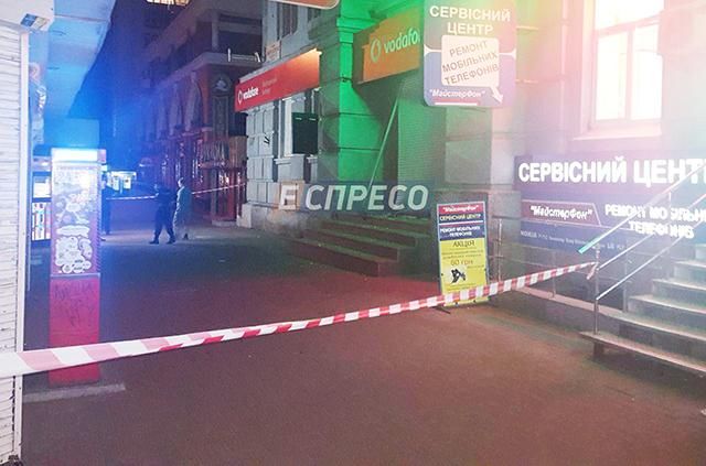 Неизвестные бросили взрывчатку в магазин в Киеве