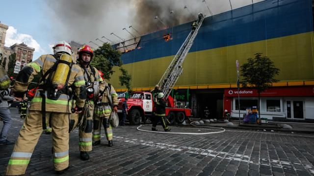 Масштабна пожежа на Хрещатику: рятувальники кажуть, що міг статись вибух