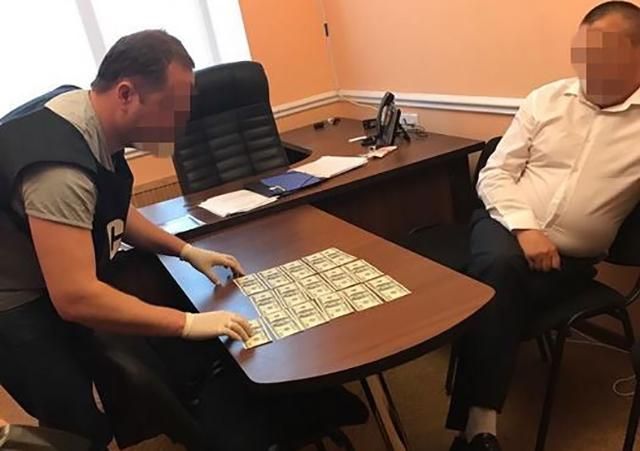 СБУ поймала депутата, который для незаконной добычи янтаря хотел подкупить полицейского СБУ поймала депутата, который для незаконной добычи янтаря хотел подкупить полицейского