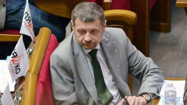 "За традиционные ценности": радикал Мосийчук провел "парад" в компании полуобнаженных помощниц "За традиционные ценности": радикал Мосийчук провел "парад" в компании полуобнаженных помощниц