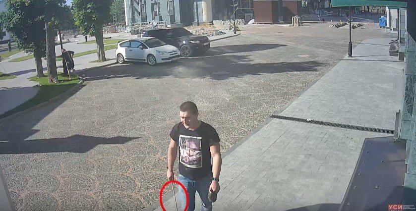 Двоє спортсменів металевими прутами жорстоко побили перехожих в Одесі: відео 18+