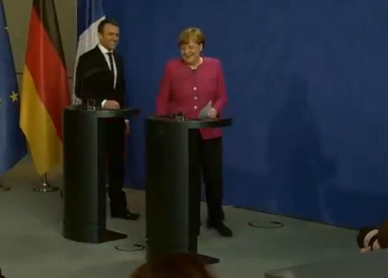 Меркель и Макрон оценили Минские соглашения
Меркель и Макрон оценили Минские соглашения