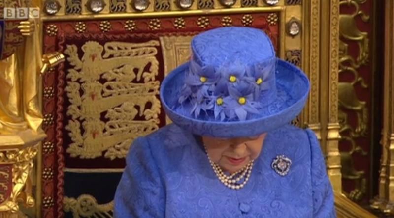 "Затролила": інтернет-користувачі помітили приховану підтримку ЄС в гардеробі Єлизавети ІІ
