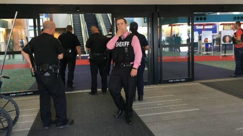 Невідомий накинувся з ножем на поліцейського в США Невідомий накинувся з ножем на поліцейського в США