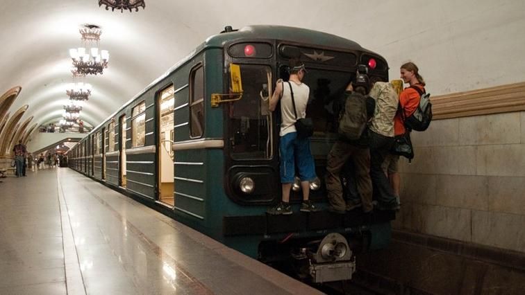 Человек трагически погиб в метро в Киеве