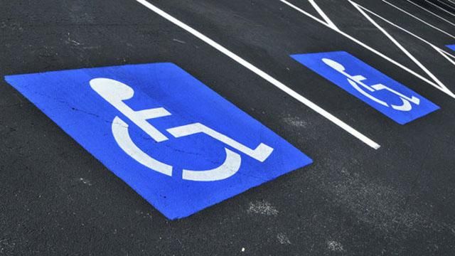 Рада существенно увеличила штрафы за парковку на местах для лиц с инвалидностью