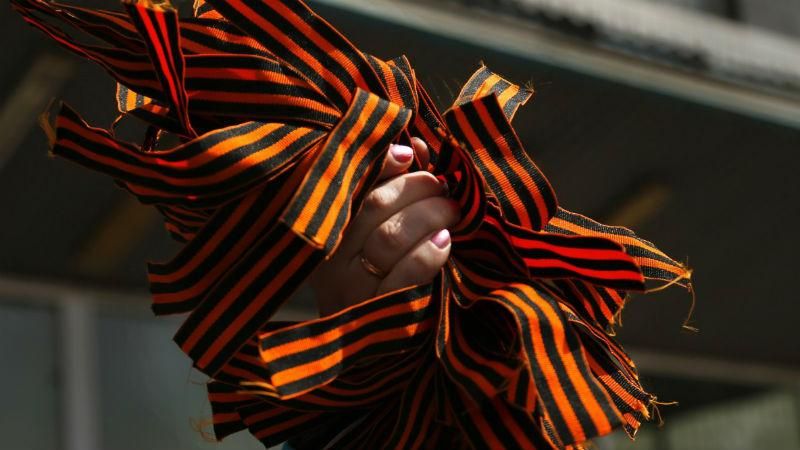 Женщину оштрафовали за георгиевскую ленту во время акции в Днепре Женщину оштрафовали за георгиевскую ленту во время акции в Днепре