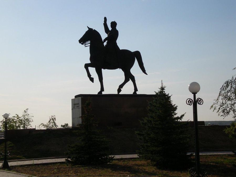 Побачити невидиме, або Пам'ятник Ворошилову в Луганську