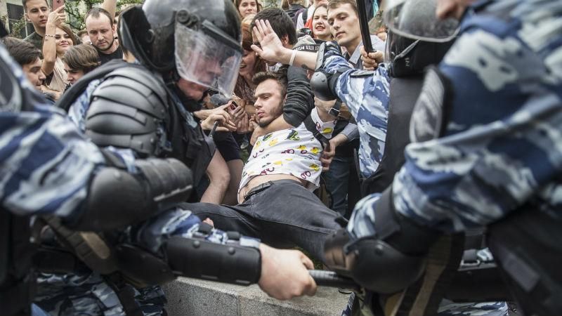 Еще одного оппозиционера из штаба Навального хотят бросить за решетку