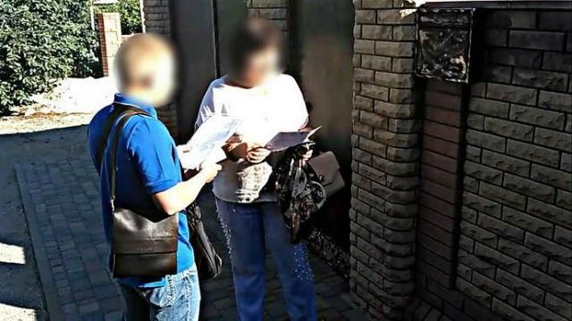 Шпигунку терористів затримали працівники СБУ Шпигунку терористів затримали працівники СБУ