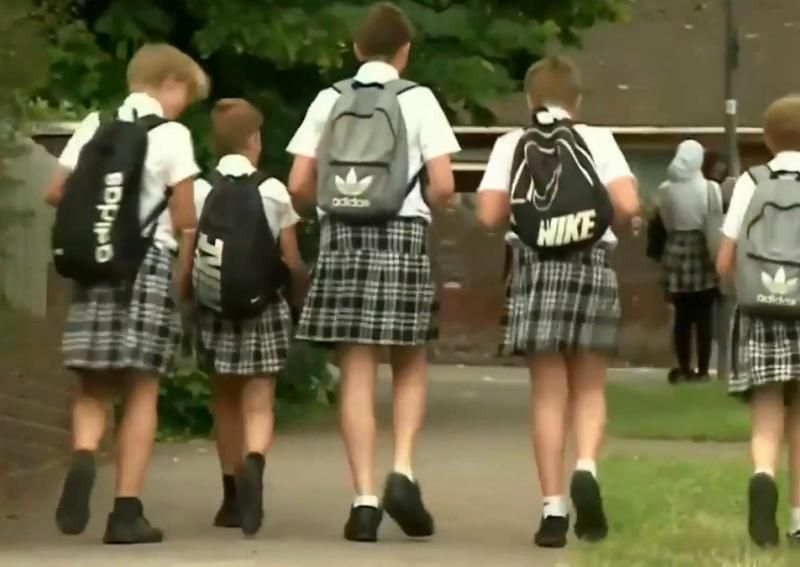 В одной из школ Англии ребята пришли на уроки в юбках в знак протеста
