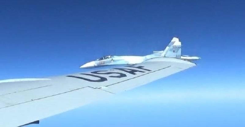США показали фото небезпечного польоту російського винищувача