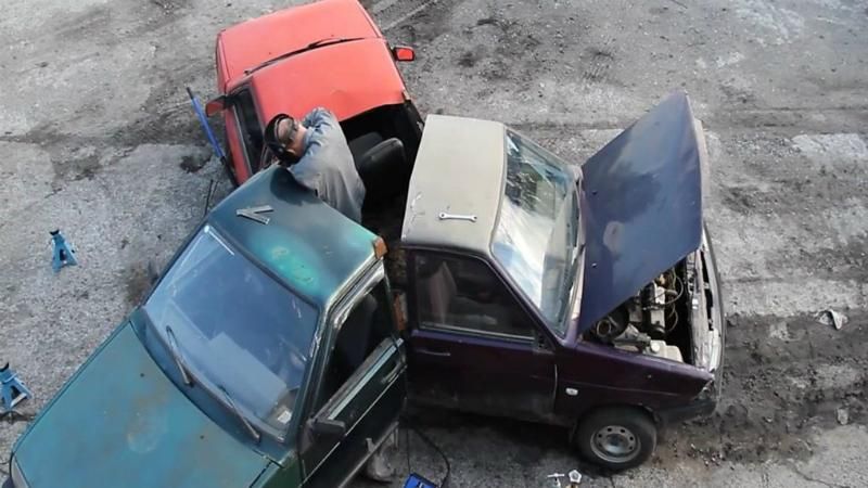 У Росії розпиляли машини, щоб зробити з них спінер: курйозне відео