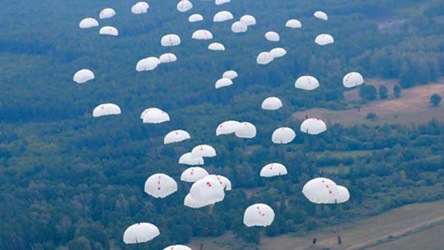 Масове десантування військових з Іл-76: опубліковано екстремальне відео