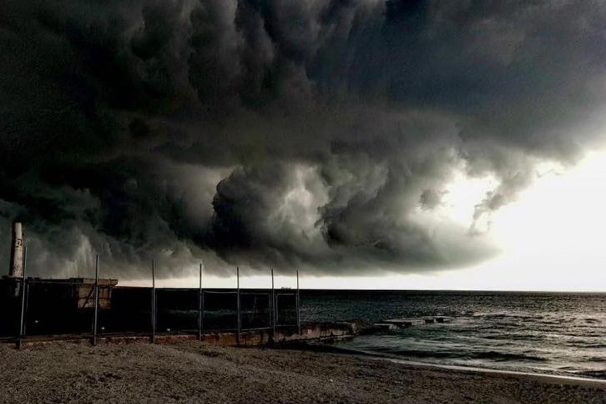 Апокаліптичне небо над Одесою: у мережі публікують моторошні фото Апокаліптичне небо над Одесою: у мережі публікують моторошні фото